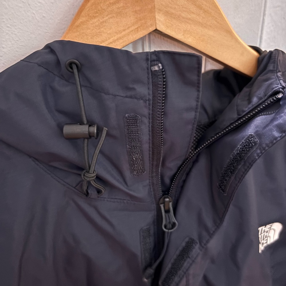 The North Face Men's Black Raincoat - Picture 4 of 5